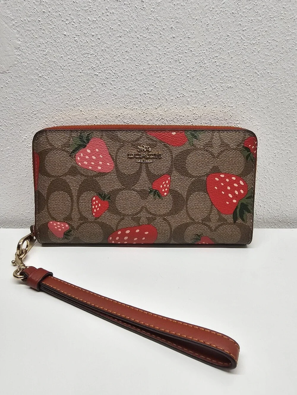 NWOT Coach Strawberry Print Signature Zip Wallet Wristlet - Red/Brown